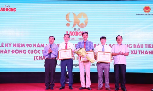 Lãnh đạo báo Lao Động, Văn phòng đại diện Bắc Trung bộ nhận Bằng khen của UBND tỉnh Thanh Hóa