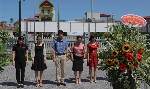 Đoàn cán bộ, phóng viên Báo Lao Động đã đến dâng hương tưởng niệm lãnh tụ Nguyễn Đức Cảnh.