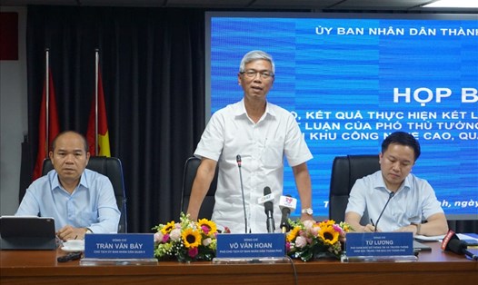 Phó Chủ tịch UBND TPHCM Võ Văn Hoan chủ trì cuộc họp báo.  Ảnh: M.Q