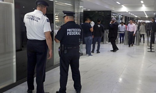An ninh ở Casa de Moneda sau vụ cướp táo tợn. Ảnh: Reuters.