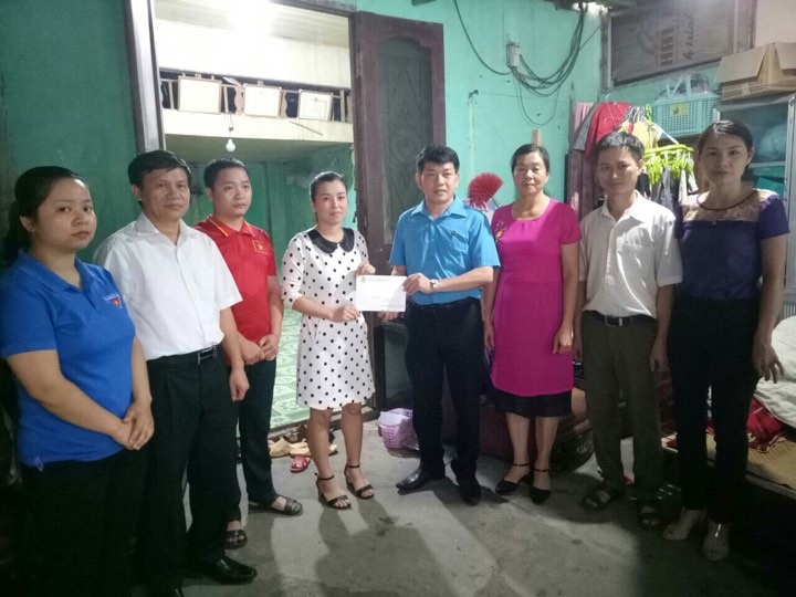 Đồng chí Vũ Văn Hữu - Chủ tịch LĐLĐ huyện Mường Chà trao quà cho đoàn viên có hoàn cảnh khó khăn. Ảnh: T.Nga