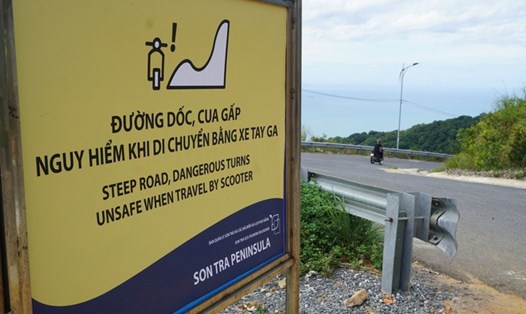 Biển báo trên một tuyến giao thông ở Sơn Trà được lắp đặt sau những vụ tai nạn