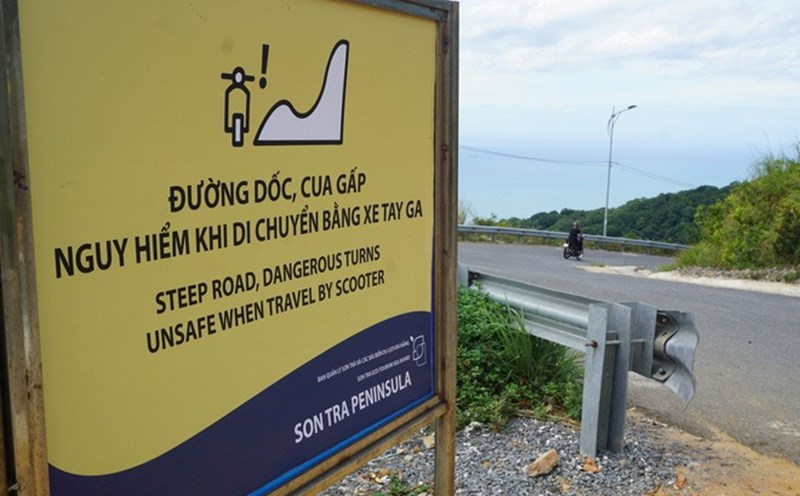 Biển báo trên một tuyến giao thông ở Sơn Trà được lắp đặt sau những vụ tai nạn