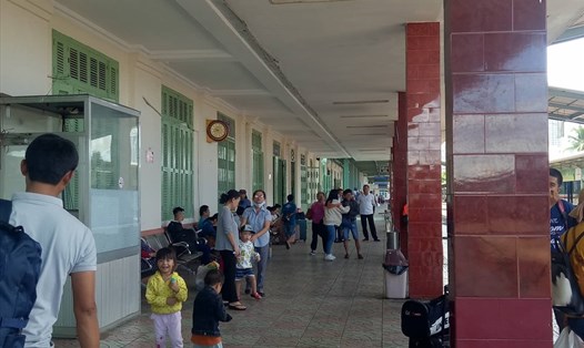 Sự cố tàu trật bánh tại Đồng Nai khiến nhiều hành khách phải chờ đợi tại ga Nha Trang. Ảnh: Thúy Tăng