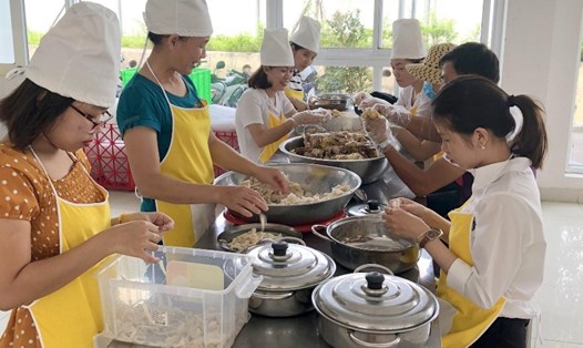 Cán bộ Công đoàn Cty Dệt may VTJ - Toms vào bếp nấu “bữa ăn trưa vui vẻ” cho công nhân. Ảnh: HT