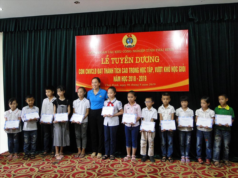 Đồng chí Phạm Thị Thắng - Chủ tịch CĐ các KCN trao quà cho các cháu hoàn cảnh khó khăn vươn lên trong học tập. Ảnh: B.Mạnh