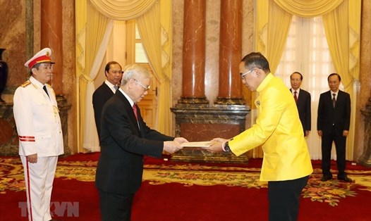 Đại sứ Đặc mệnh toàn quyền Vương quốc Thái Lan tại Việt Nam Tanee Sangrat trình Quốc thư lên Tổng Bí thư, Chủ tịch Nước Nguyễn Phú Trọng. Ảnh: TTXVN.