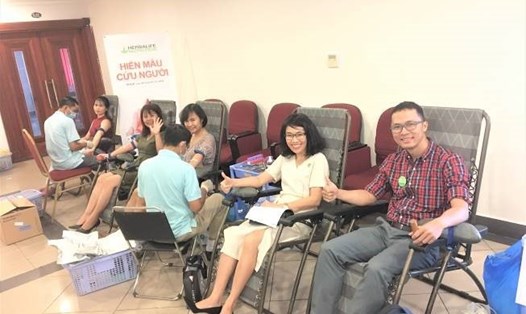 Thành viên và nhân viên Herbalife Việt Nam tham gia hiến máu cứu người tại TP.HCM.
