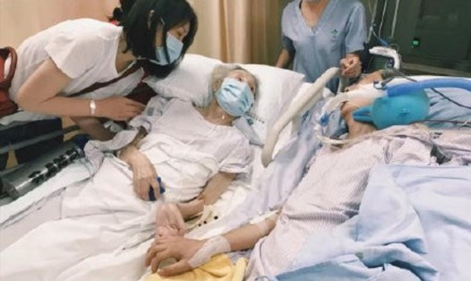 Bà Peng nắm tay ông Gao trong phòng chăm sóc đặc biệt tại bệnh viện Đại học Hong Kong. Ảnh: Weibo.