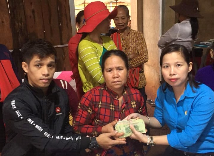 Đồng chí Trần Thị Toan, cán bộ Công đoàn chuyên trách Công ty New Apparel Far Eastern (Việt Nam) trao tiền ủng hộ cho gia đình đoàn viên Điểu Dinh.