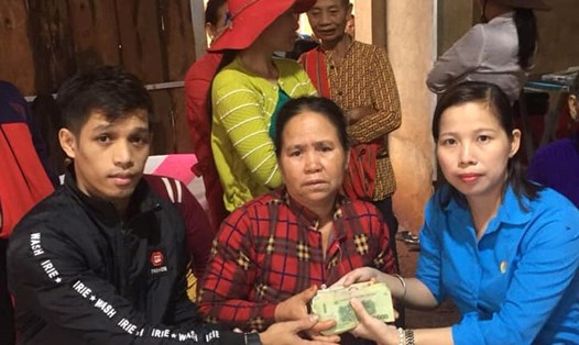 Đồng chí Trần Thị Toan, cán bộ Công đoàn chuyên trách Công ty New Apparel Far Eastern (Việt Nam) trao tiền ủng hộ cho gia đình đoàn viên Điểu Dinh.