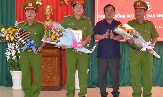 Chủ tịch UBND tỉnh Bạc Liêu Dương Thành Trung trao bằng khen cho Ban chuyên án. Ảnh: Trọng Nguyễn