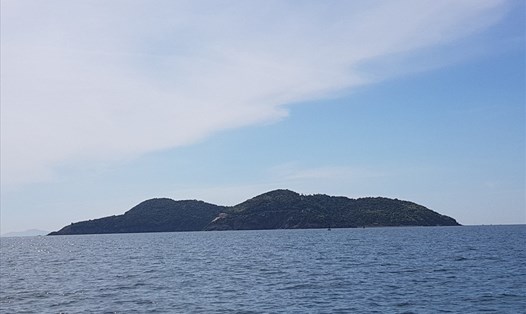 Nhìn từ xa, đảo Ngư như con cá xanh biếc khổng lổ nổi trên mặt biển Đông. Ảnh: QĐ