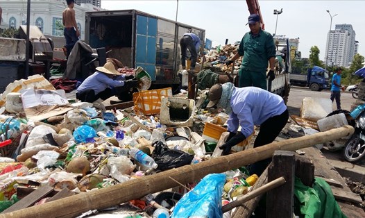 Mỗi ngày hàng tấn rác trôi nổi trên vịnh Hạ Long được vớt, đem vào bờ xử lý. Ảnh: Nguyễn Hùng