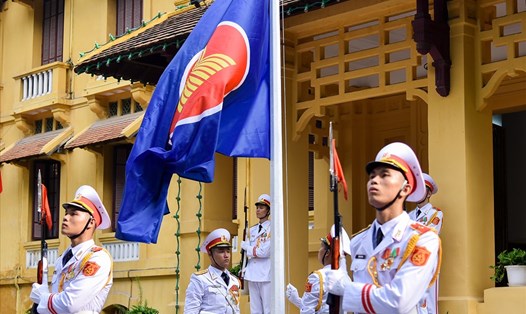Lễ Thượng cờ nhân dịp kỷ niệm lần thứ 52 năm ngày thành lập ASEAN. Ảnh: Nhật Hạ.