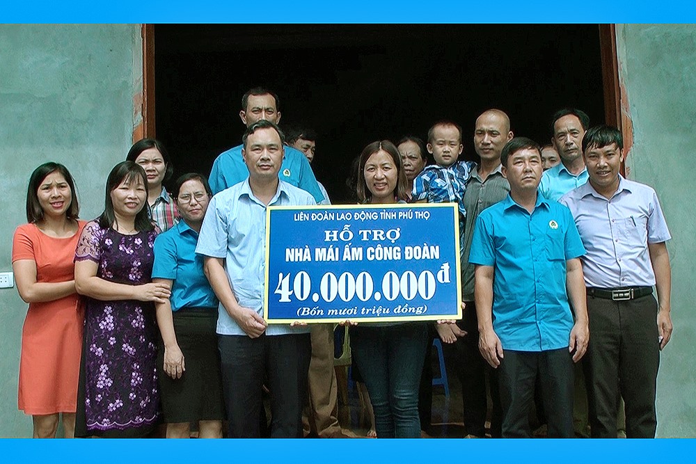 Đồng chí Phạm Sơn - Phó Chủ tịch Thường trực LĐLĐ tỉnh trao tiền hỗ trợ xây dựng nhà Mái ấm Công đoàn cho gia đình đoàn viền Đỗ Thị Thu Hương. Ảnh: P. Chung