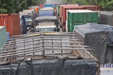 Dòng xe tải, container vận chuyển hàng hóa đứng bánh trên tuyến đường ĐT 743.
