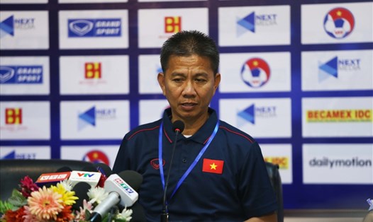 HLV Hoàng Anh Tuấn vẫn chưa hài lòng với các học trò sau chiến thắng 1-0 trước U18 Malaysia. Ảnh: G.H