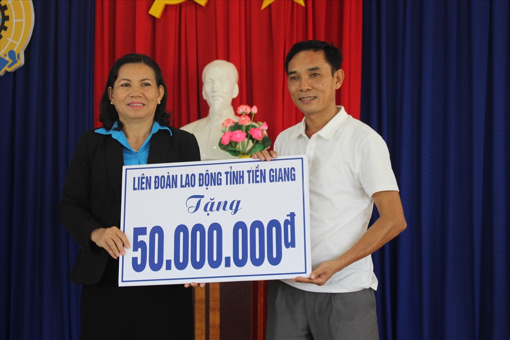 Trao tặng 50 triệu đồng hỗ trợ ngư dân tỉnh Quảng Ngãi.