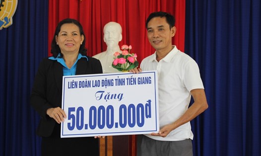 Trao tặng 50 triệu đồng hỗ trợ ngư dân tỉnh Quảng Ngãi.