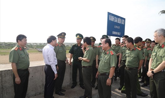 Bộ trưởng Bộ Công an Tô Lâm kiểm tra tại vành đai biên giới tỉnh Quảng Ninh. Ảnh: CAQN