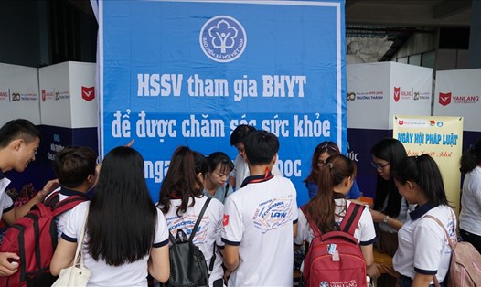 Tân sinh viên Đại học Văn Lang làm thủ tục nhập học - Ảnh: Đỗ Thuyên
