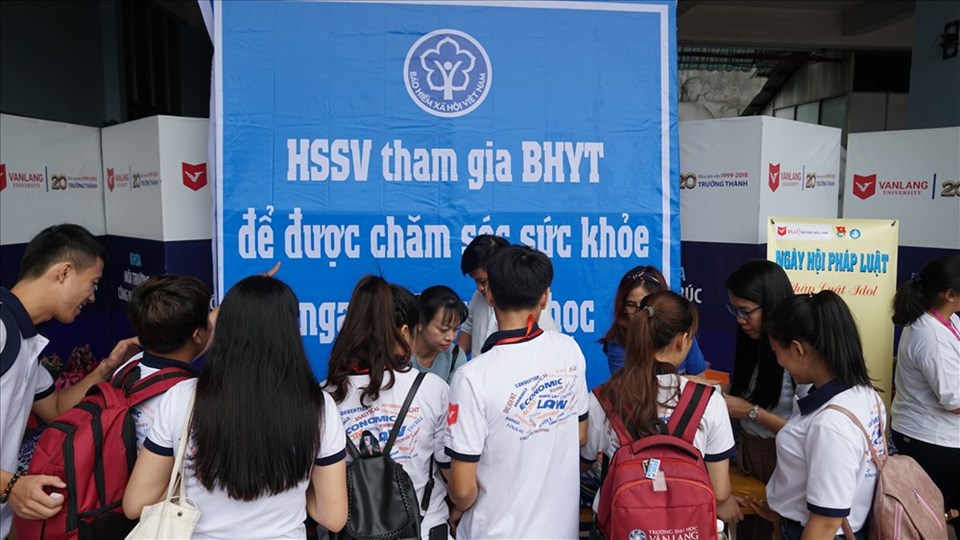 Tân sinh viên Đại học Văn Lang làm thủ tục nhập học - Ảnh: Đỗ Thuyên