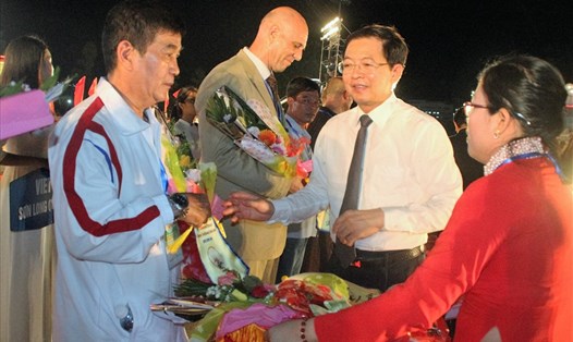 Chủ tịch UBND tỉnh Bình Định Hồ Quốc Dũng tặng hoa cho các đoàn võ thuật