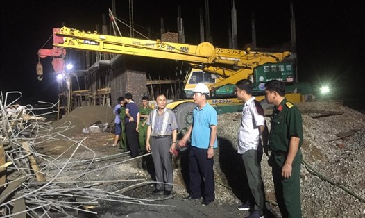 Lãnh đạo sở Xây dựng Hải Phòng và huyện An Dương chỉ đạo công tác cứu nạn tại hiện trường. Ảnh HH