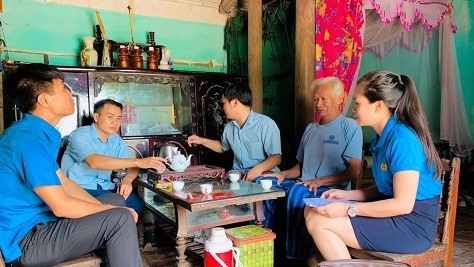 Cán bộ Trung tâm trợ giúp người lao động đến thẩm định việc vay Quỹ trợ vốn LĐLĐ tỉnh Thái Nguyên của anh Hoàng Công Động.