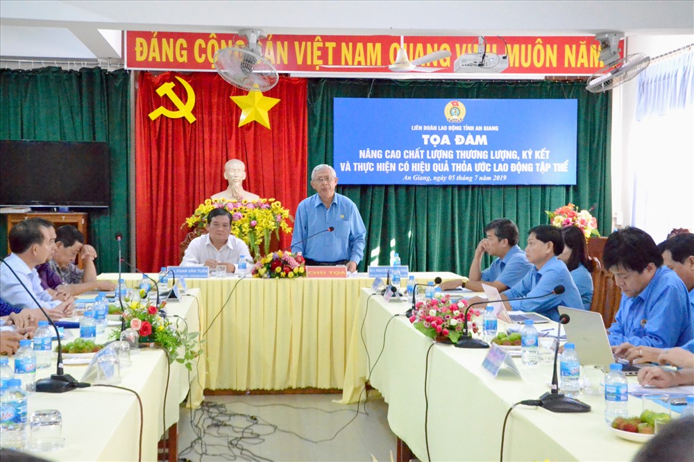 Chủ tịch LĐLĐ An Giang Nguyễn Thiện Phú (giữa) phát biểu tại buổi tọa đàm. Ảnh: LỤC TÙNG