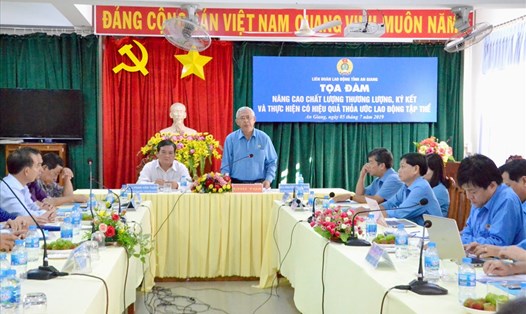Chủ tịch LĐLĐ An Giang Nguyễn Thiện Phú (giữa) phát biểu tại buổi tọa đàm. Ảnh: LỤC TÙNG