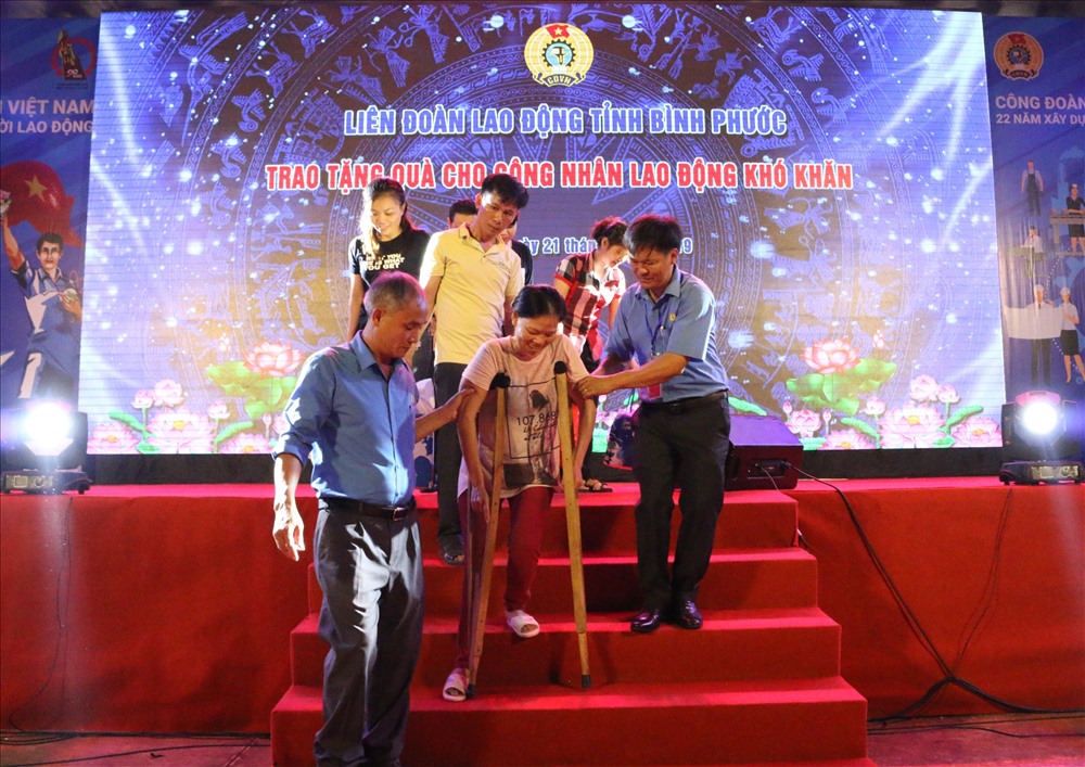 Công nhân lao động có hoàn cảnh khó khăn được chăm lo, tặng quà tại Tuần lễ Đồng hành cùng đoàn viên Công đoàn.