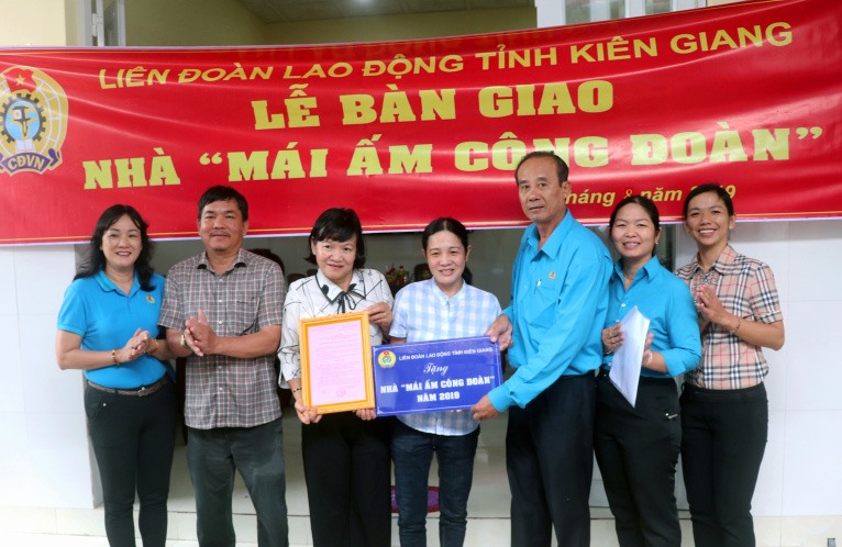 Phó Chủ tịch LĐLĐ Kiên Giang Nguyễn Minh Dũng (thứ 3 phải sang) bàn giao Mái ấm Công đoàn cho đoàn viên Bùi Thị Hương. Ảnh: LT