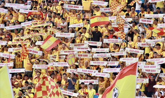 Khán giả Nam Định đã mang đến bầu không khí ấn tượng vòng 19 V.League 2019. Ảnh: H.A