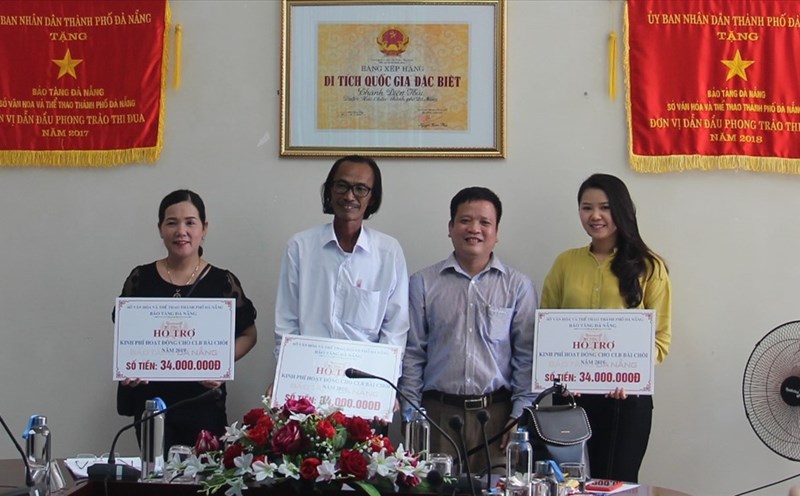 Ông Huỳnh Đình Quốc Thiện (thứ 2, phải sang) - Giám đốc Bảo tàng Đà Nẵng trao tặng tiền cho 3 CLB bài chòi.