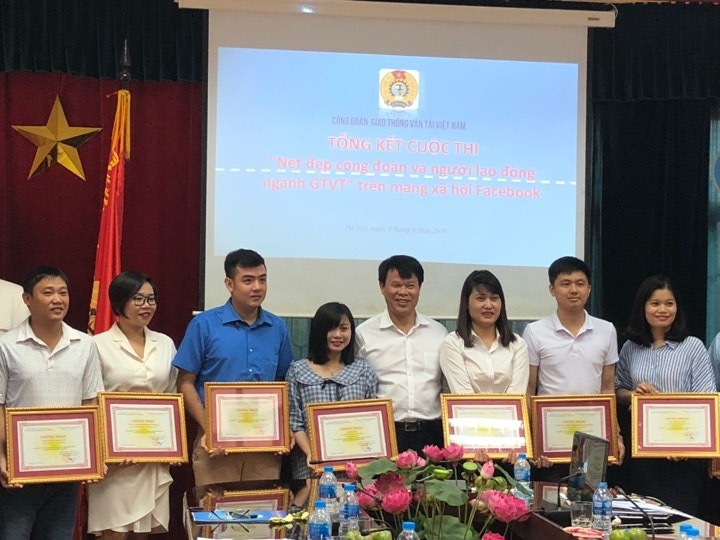 Đồng chí Đỗ Nga Việt - Chủ tịch CĐ GTVTVN chụp ảnh cùng các tác giả có tác phẩm đạt giải. Ảnh: Đ.P