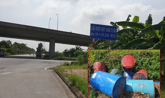 Những thùng phuy chứa rác thải nguy hại lại tràn lan trên tuyến đường Đại lộ Thăng Long (ảnh chụp ngày 9.8). Ảnh: Phạm Đông