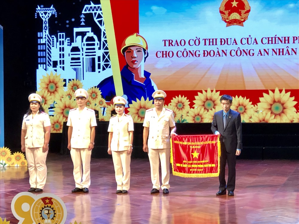 Phó Chủ tịch Tổng LĐLĐVN Trần Văn Thuật trao Cờ thi đua của Chính phủ cho Công đoàn Công an Nhân dân. Ảnh: V.L