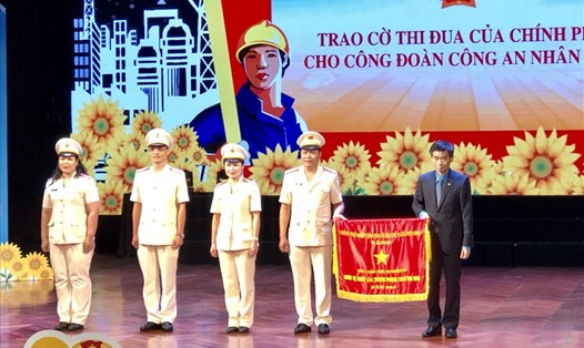 Phó Chủ tịch Tổng LĐLĐVN Trần Văn Thuật trao Cờ thi đua của Chính phủ cho Công đoàn Công an Nhân dân. Ảnh: V.L
