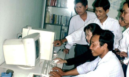 Một buổi tập huấn sử dụng máy tính cho CTV và cán bộ CĐ khu vực ĐBSCL năm 2000.