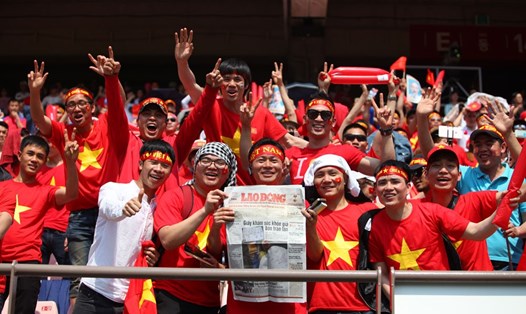Những CĐV Việt Nam tại SVĐ World Cup Jeonju cầm trên tay tờ Báo Lao Động. Ảnh: Đăng Huỳnh