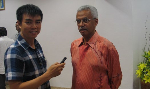 Tác giả phỏng vấn Cục trưởng Cục Quản lý lao động Malaysia.