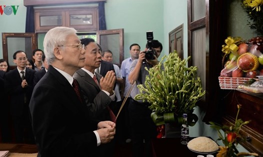 Tổng Bí thư, Chủ tịch Nước Nguyễn Phú Trọng dâng hương tưởng niệm Chủ tịch Hồ Chí Minh. Ảnh: VOV.