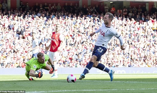 Eriksen (áo trắng) mở tỷ số trong trận hòa 2-2 giữa Arsenal và Tottenham ở vòng 4 Premier League. Ảnh: Daily Mail