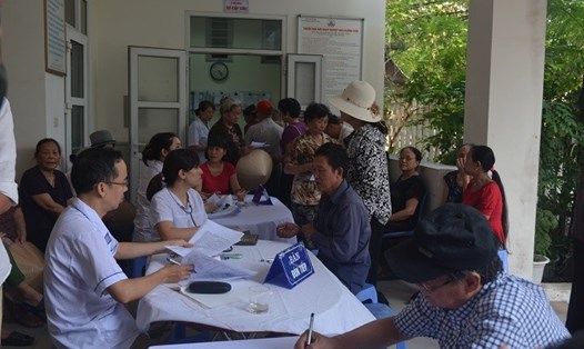 Sở Y tế Hà Nội khám sức khỏe miễn phí cho người dân bị ảnh hưởng bởi vụ cháy Rạng Đông. Ảnh: SYT HN