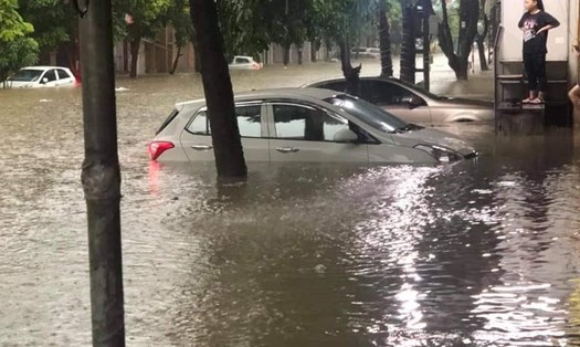 Mưa lớn khiến nhiều ô tô bị ngập trong nước. Ảnh: FB Võ Phương Thảo