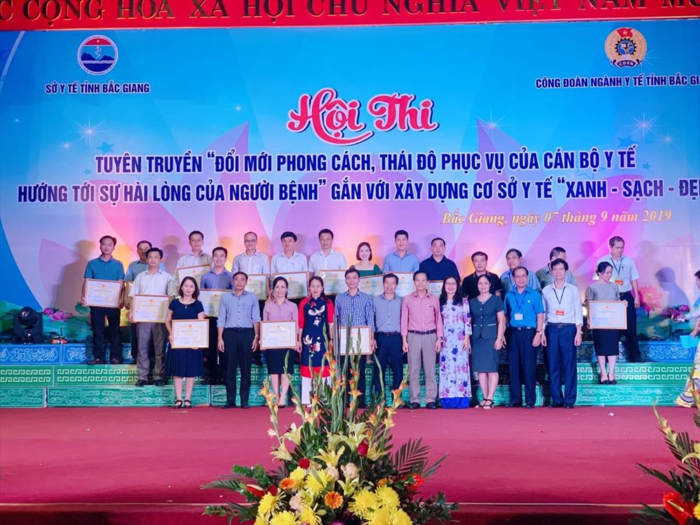 Ban Tổ chức trao giải cho các đội dự thi.