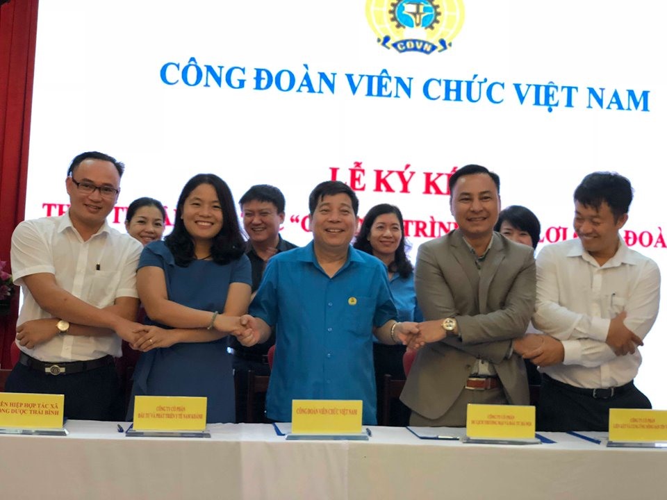 Công đoàn Viên chức Việt Nam cùng các đơn vị tham gia ký thoả thuận hợp tác về chương trình phúc lợi cho đoàn viên. Ảnh: Đ.P