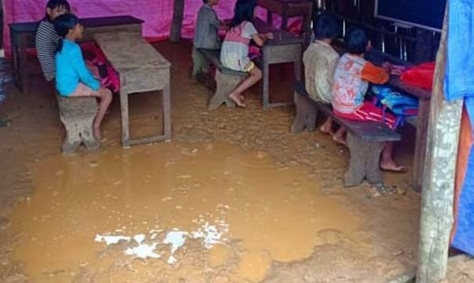 Cảnh học sinh ngồi học trên nền đất nhão tại trường Tiểu học bản Pá Sập, xã Nậm Pì, huyện Nậm Nhùn, tỉnh Lai Châu.